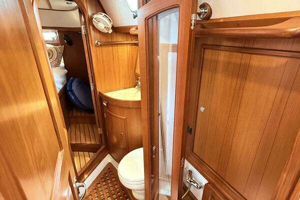 Hylas 46 Center Cockpit Yacht For Sale