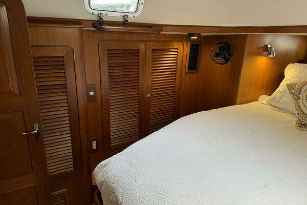 Hylas 46 Center Cockpit Yacht For Sale