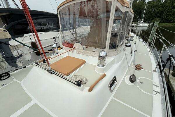Hylas 46 Center Cockpit Yacht For Sale