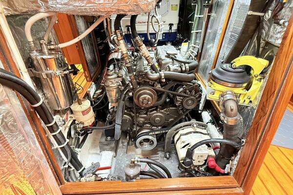 Hylas 46 Center Cockpit Yacht For Sale