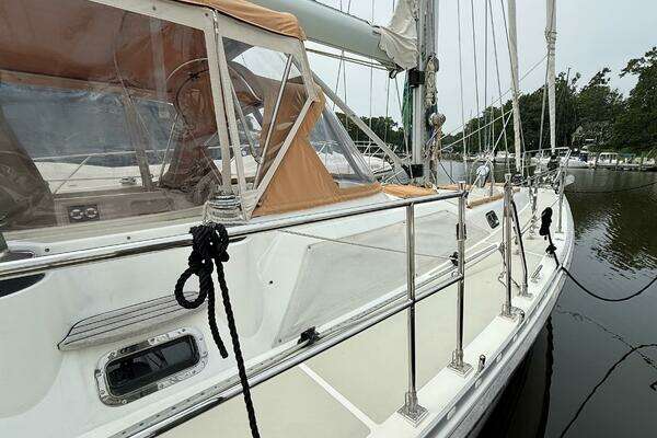 Hylas 46 Center Cockpit Yacht For Sale