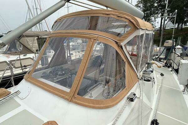 Hylas 46 Center Cockpit Yacht For Sale