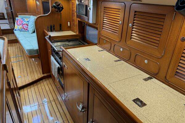 Hylas 46 Center Cockpit Yacht For Sale
