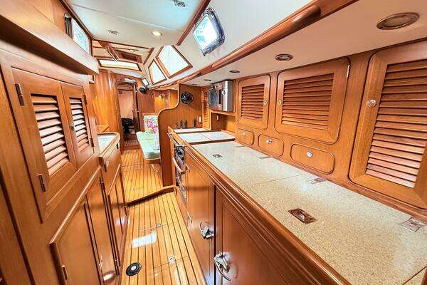 Hylas 46 Center Cockpit Yacht For Sale