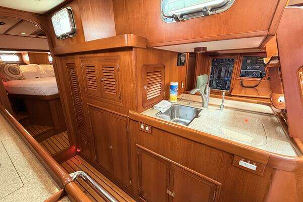 Hylas 46 Center Cockpit Yacht For Sale