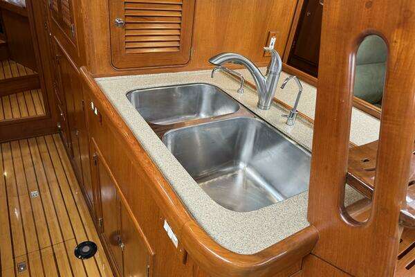 Hylas 46 Center Cockpit Yacht For Sale