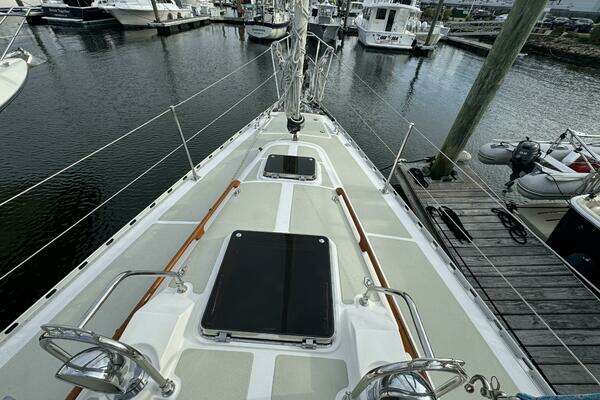 Hylas 46 Center Cockpit Yacht For Sale