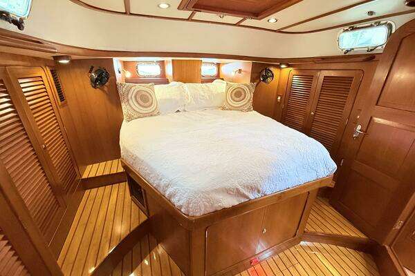 Hylas 46 Center Cockpit Yacht For Sale