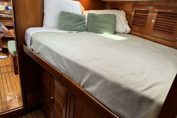 Hylas 46 Center Cockpit Yacht For Sale