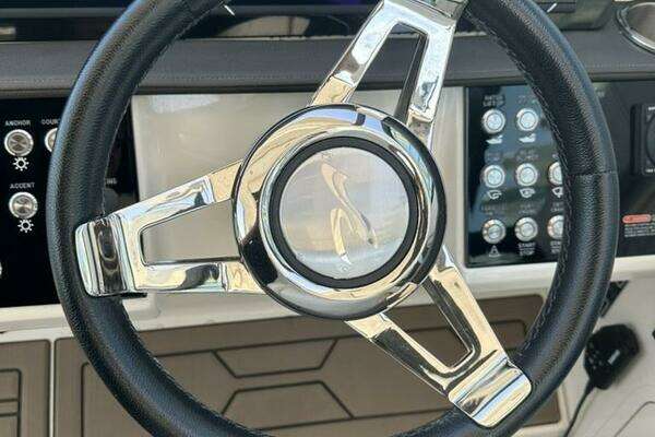 Sea Ray 320 OB Yacht For Sale