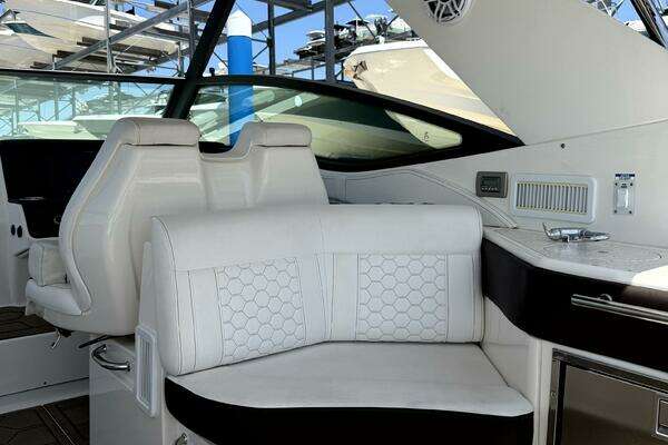 Sea Ray 320 OB Yacht For Sale