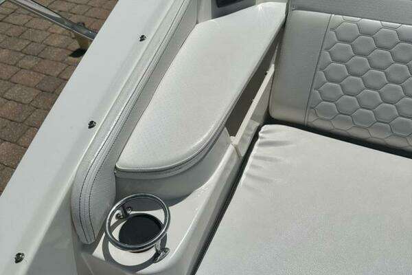 Sea Ray 320 OB Yacht For Sale