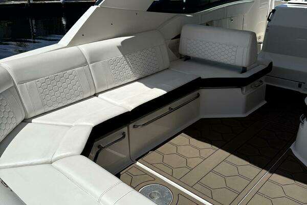 Sea Ray 320 OB Yacht For Sale