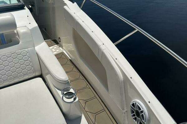 Sea Ray 320 OB Yacht For Sale