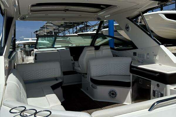 Sea Ray 320 OB Yacht For Sale