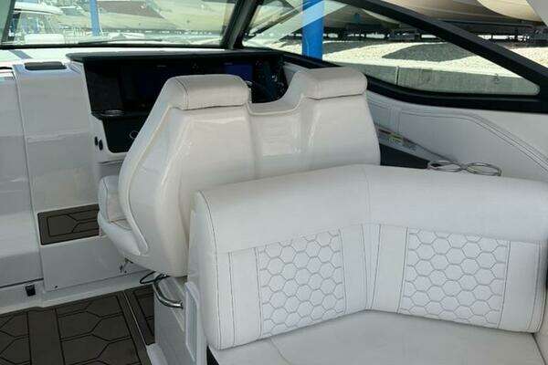 Sea Ray 320 OB Yacht For Sale