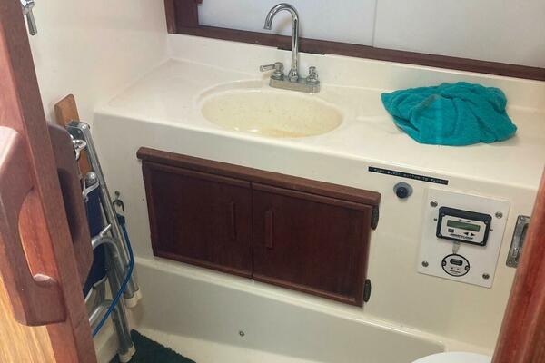 Leslie Ann 35ft Henriques Yacht For Sale