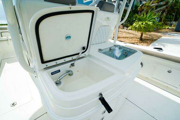 World Cat 320 CC Yacht For Sale