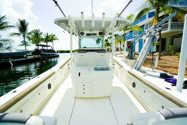 World Cat 320 CC Yacht For Sale