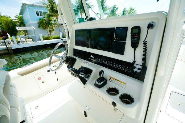 World Cat 320 CC Yacht For Sale