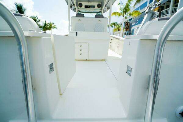 World Cat 320 CC Yacht For Sale