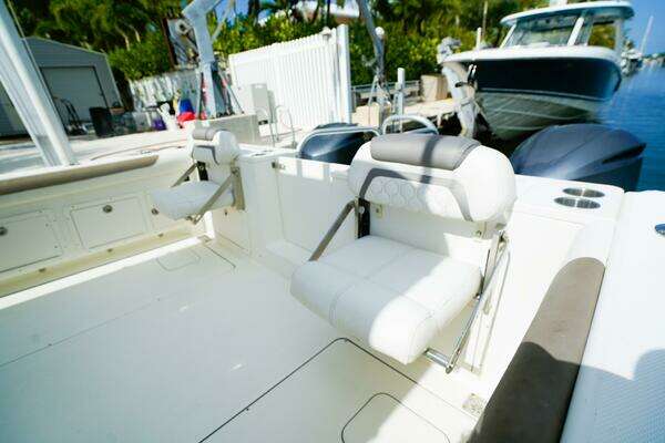 World Cat 320 CC Yacht For Sale
