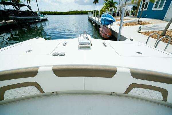 World Cat 320 CC Yacht For Sale