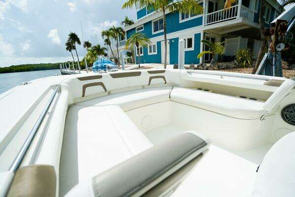 World Cat 320 CC Yacht For Sale