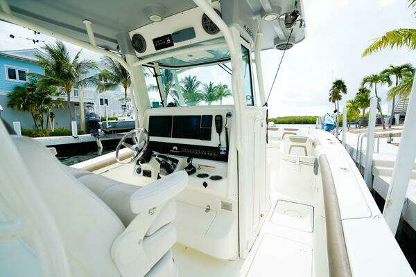 World Cat 320 CC Yacht For Sale