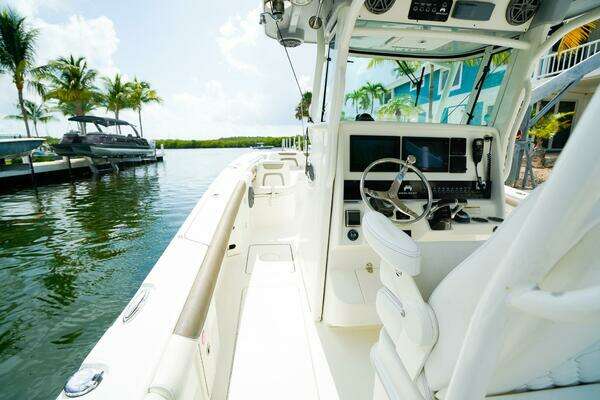World Cat 320 CC Yacht For Sale