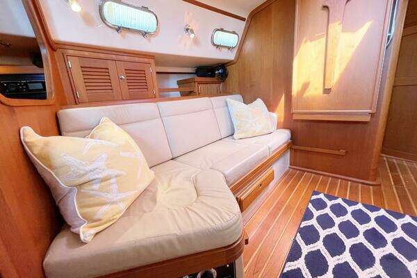 Island Packet 370 Yacht For Sale