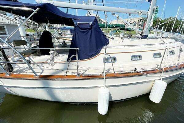 Island Packet 370 Yacht For Sale