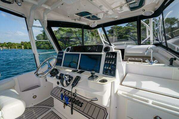 Everglades 350LX Yacht For Sale