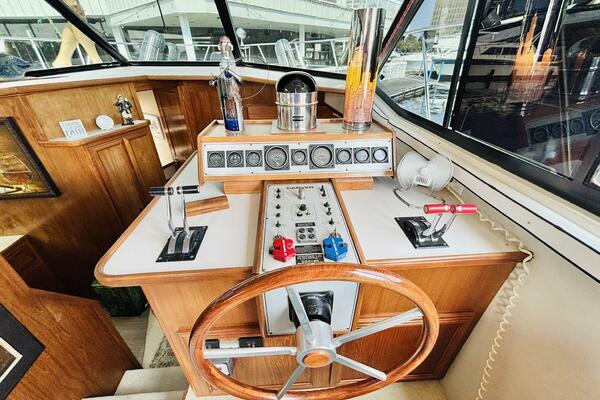 LIQUID ASSET 38ft Carver Yacht For Sale