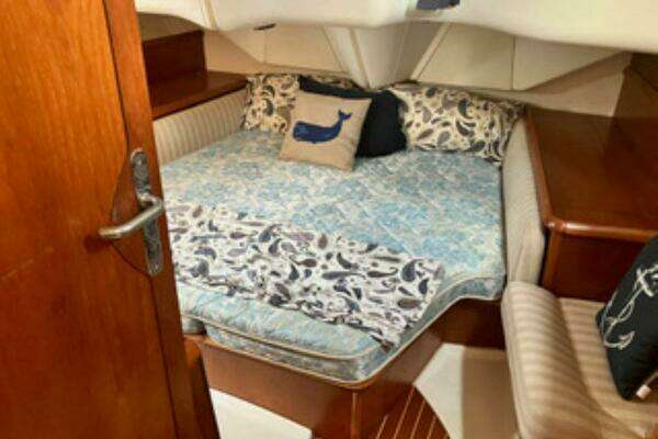 Photo of the 2002 Jeanneau 43DS