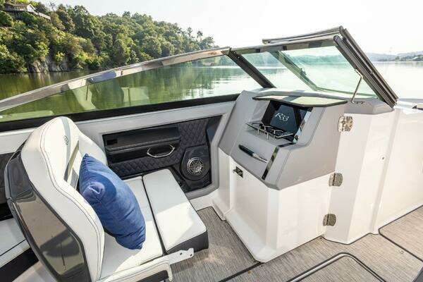 Cobalt R33 Yacht For Sale