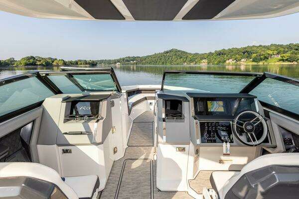 Cobalt R33 Yacht For Sale