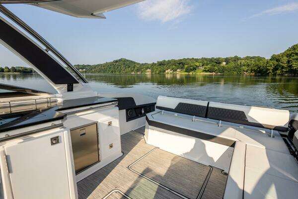 Cobalt R33 Yacht For Sale