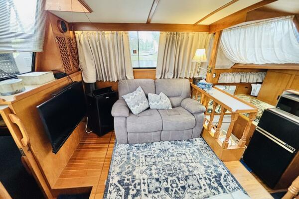 MISS DAISY 35ft President Yacht For Sale