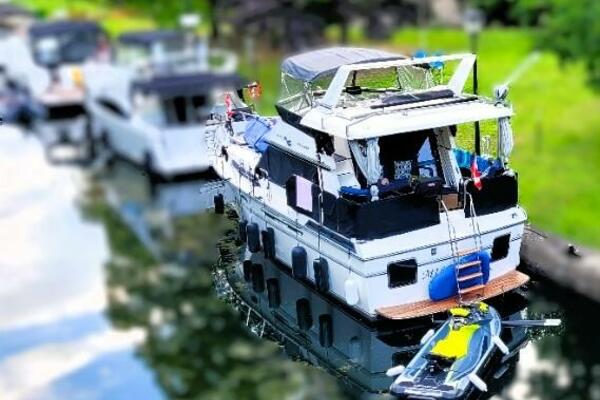 MISS DAISY 35ft President Yacht For Sale