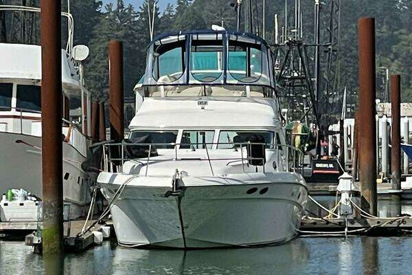 Photo of the 2000 Sea Ray 400 Sedan Bridge "Music Man"