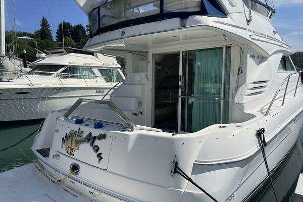 Photo of the 2000 Sea Ray 400 Sedan Bridge "Music Man"