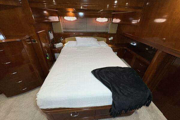 Photo of the 2004 Carver 56 Voyager "Carlet Vivian IV"