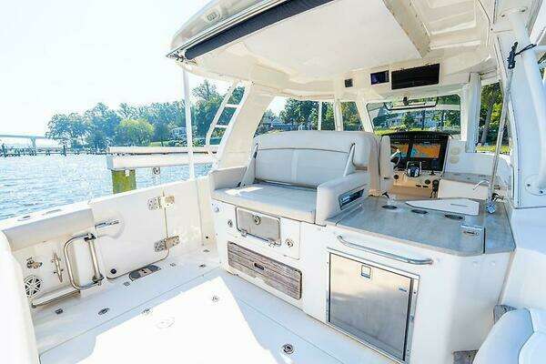 Boston Whaler 350 Realm Yacht For Sale