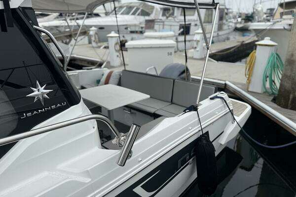 Jeanneau 795 Yacht For Sale