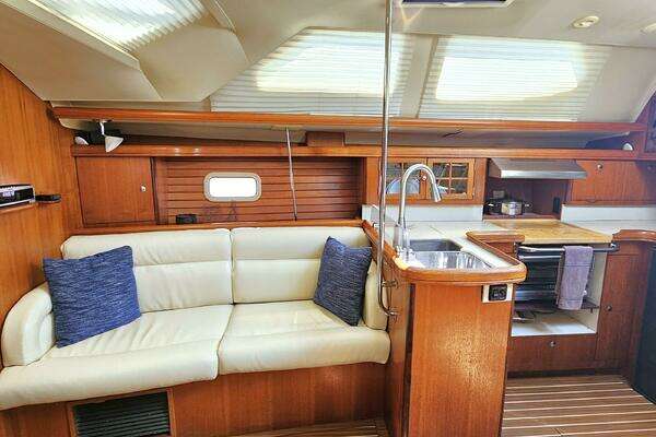 Photo of the 2007 Hunter 45 CC "Momentum"