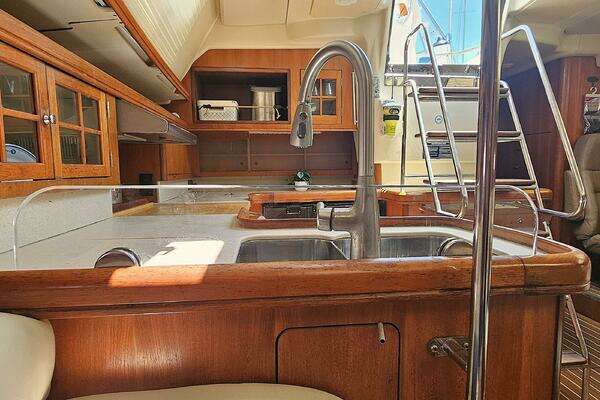 Photo of the 2007 Hunter 45 CC "Momentum"