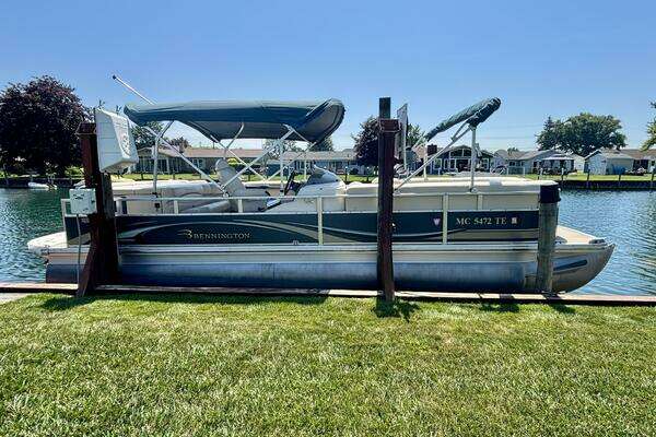 26-ft-Bennington-2009-2575 RL I/O-Algonac Michigan United States yacht for sale