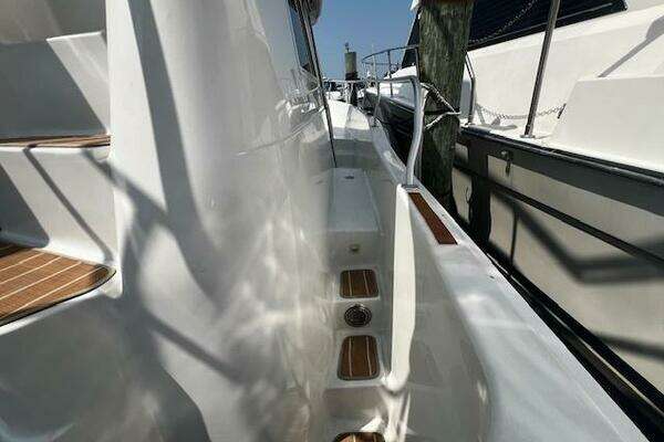 Photo of the 2000 Mainship 390 "Donary"