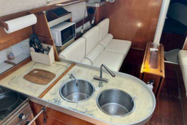 Photo of the 1991 Beneteau Moorings 38